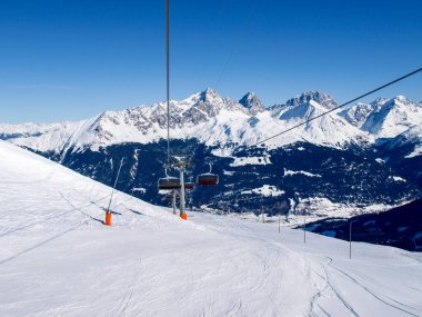 Savognin, İsviçre: bölge, karla kaplı dağlar ve kayak yamaçları