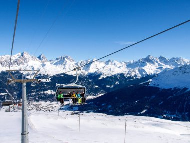 Savognin, İsviçre - 22 Ocak 2017: bölge, karla kaplı dağlar ve kayak yamaçları