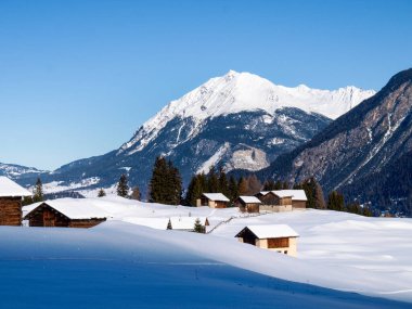 Savognin: bölge, karla kaplı dağlar ve kayak yamaçları