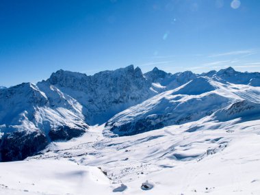 Savognin: bölge, karla kaplı dağlar ve kayak yamaçları