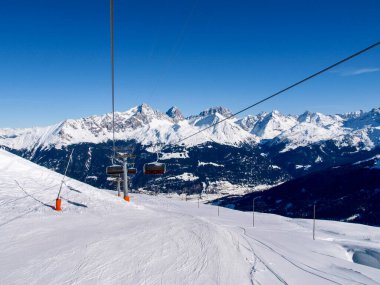 Savognin, İsviçre: bölge, karla kaplı dağlar ve kayak yamaçları