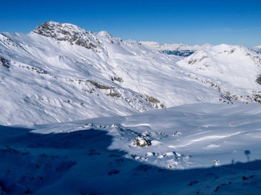 Savognin: bölge, karla kaplı dağlar ve kayak yamaçları