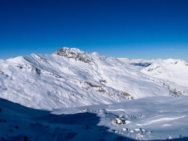 Savognin: bölge, karla kaplı dağlar ve kayak yamaçları