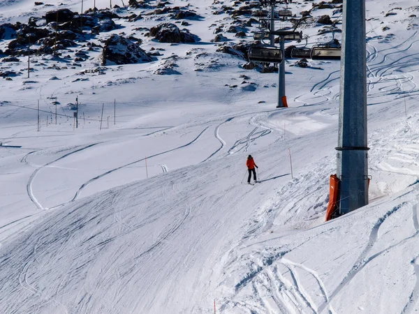 スイスのサヴォニン 2017年1月22日 雪に覆われた山々とスキー場 ストック画像