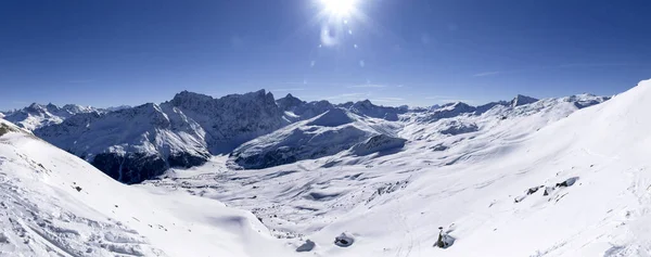 Savognin 雪に覆われた山とスキー場 ストックフォト