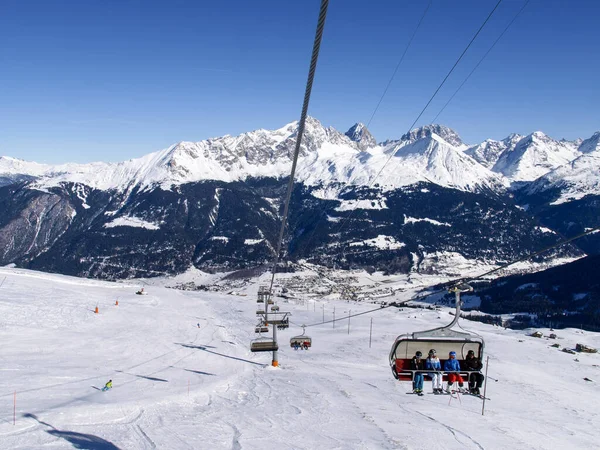 スイスのサヴォニン 2017年1月22日 雪に覆われた山々とスキー場 ストック写真