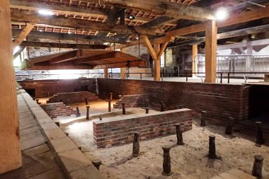 Salins-les-Bains 'in tuzlu tavaları, Fransa: yeraltı kaynaklarından tuz çıkarmak için tarihi bir tesis