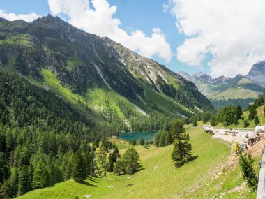 Albula, İsviçre - 5 Temmuz 2018: Alp geçidinin dağ manzarası