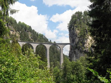 Filisur, İsviçre - 5 Temmuz 2018: Albula Vadisi 'ndeki Rhaetian Demiryolu Viyana' sı
