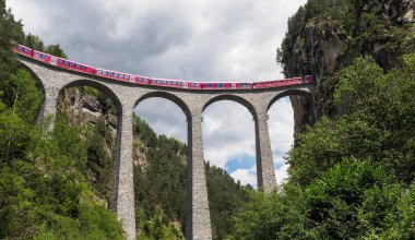 Filisur, İsviçre - 5 Temmuz 2018: Albula Vadisi 'ndeki Rhaetian Demiryolu Viyana' sı