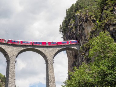 Filisur, İsviçre - 5 Temmuz 2018: Albula Vadisi 'ndeki Rhaetian Demiryolu Viyana' sı