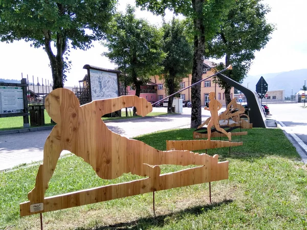 南チロル イタリア 2018年7月15日 スポーツ画像と木の彫刻 — ストック写真