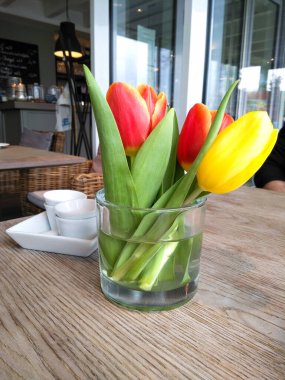 Selamlar, Almanya: tatlı ve çayla hazırlanmış masa.