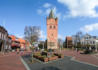 Westerstede, Almanya: Şehir merkezindeki kilise meydanı ve belediye binası