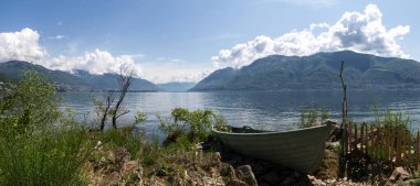 Brissago, İsviçre: Plajdaki botanik adası küçük tekne