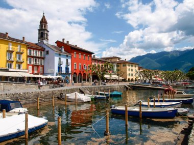 Ascona, İsviçre, göl kıyısındaki kasabanın teknesinden görüş.