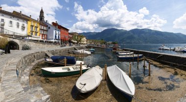 Ascona, İsviçre, göl kıyısındaki kasabanın teknesinden görüş.