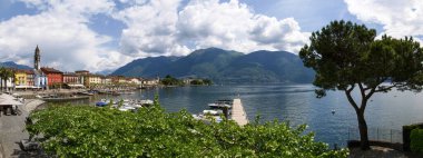 Ascona, İsviçre, göl kıyısındaki kasabanın teknesinden görüş.