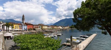Ascona, İsviçre, göl kıyısındaki kasabanın teknesinden görüş.