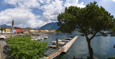 Ascona, İsviçre, göl kıyısındaki kasabanın teknesinden görüş.