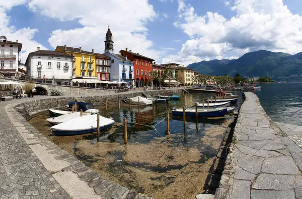 Ascona, İsviçre, göl kıyısındaki kasabanın teknesinden görüş.