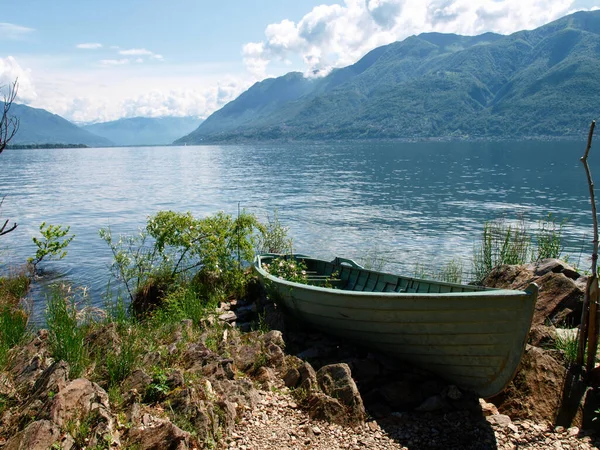 スイスのブリサゴ ビーチの植物の島小型ボート ストック画像