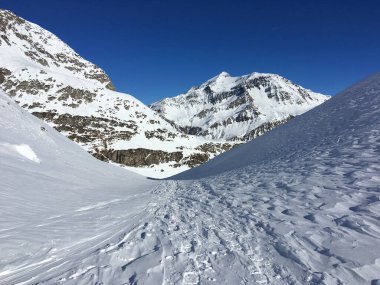 Lareccio, İsviçre 'nin Kanalları: Ünlü İsviçre tatil beldesinin kış manzarası.