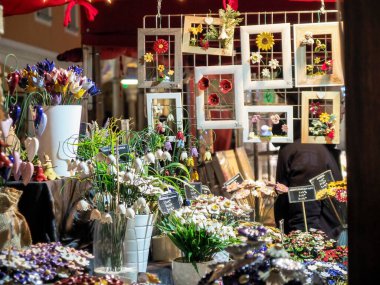 Lugano, İsviçre: Nesneler Noel tezgahında sergileniyor