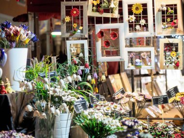 Lugano, İsviçre: Nesneler Noel tezgahında sergileniyor