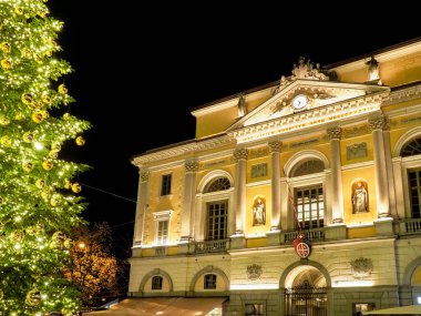 Lugano, İsviçre: Aydınlatılmış Noel ağacı ve Belediye Sarayı ile Reform