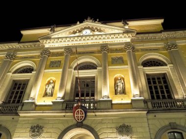 Lugano, İsviçre: Aydınlatılmış Noel ağacı ve Belediye Sarayı ile Reform