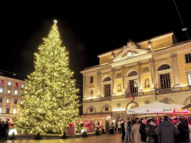 Lugano, İsviçre: Aydınlatılmış Noel ağacı ve Belediye Sarayı ile Reform