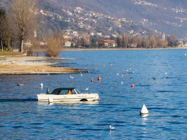 Dongo, İtalya: Como Gölü 'nde amfibik araç seyir halinde