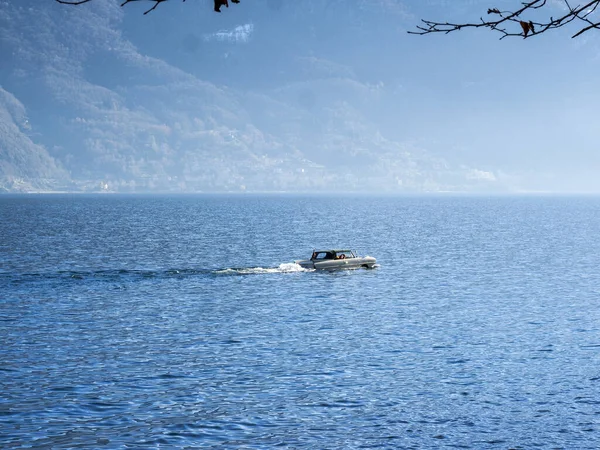Dongo Ιταλία Αμφίβιο Όχημα Στη Ναυσιπλοΐα Στη Λίμνη Κόμο — Φωτογραφία Αρχείου