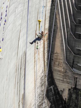Contra Baraj, İsviçre: Barajdan atlama