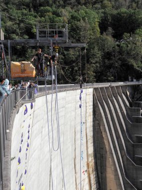 Contra Barajı, İsviçre - 22 Ekim 2023: Barajdan Bunging jumping 