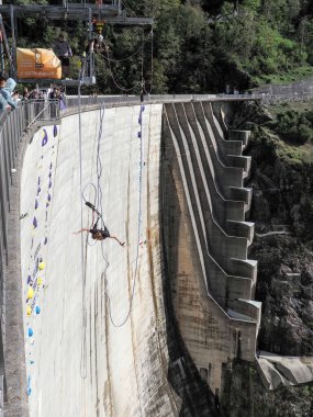 Contra Barajı, İsviçre - 22 Ekim 2023: Barajdan Bunging jumping 