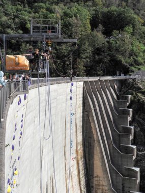 Contra Barajı, İsviçre - 22 Ekim 2023: Barajdan Bunging jumping 