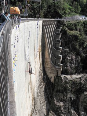 Contra Barajı, İsviçre: Barajdan Bunging jumping 