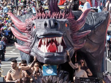 Tenerife, İspanya - mar 05, 2019: Santa Cruz de Tenerife sokaklarında ünlü karnaval festivali, vurmalı çalgıların ritmine uygun karakterler ve gruplar.