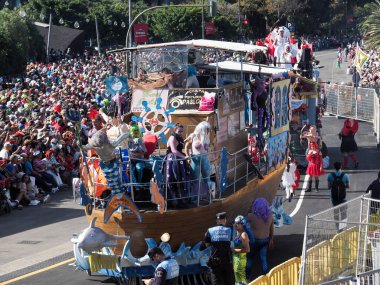 Tenerife, İspanya - mar 05, 2019: Santa Cruz de Tenerife sokaklarında ünlü karnaval festivali, vurmalı çalgıların ritmine uygun karakterler ve gruplar.