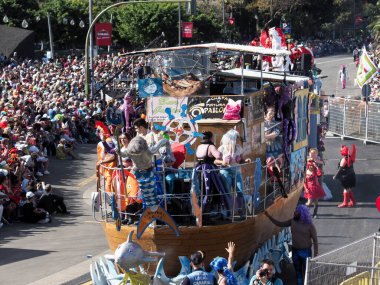 Tenerife, İspanya - mar 05, 2019: Santa Cruz de Tenerife sokaklarında ünlü karnaval festivali, vurmalı çalgıların ritmine uygun karakterler ve gruplar.