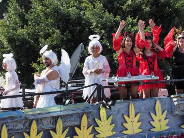 Tenerife, İspanya - mar 05, 2019: Santa Cruz de Tenerife sokaklarında ünlü karnaval festivali, vurmalı çalgıların ritmine uygun karakterler ve gruplar.