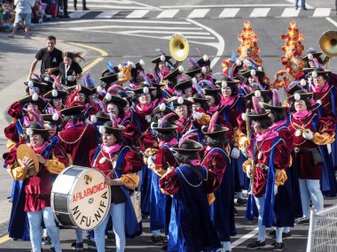 Tenerife, İspanya - mar 05, 2019: Santa Cruz de Tenerife sokaklarında ünlü karnaval festivali, vurmalı çalgıların ritmine uygun karakterler ve gruplar.