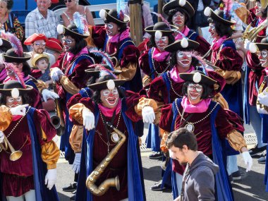 Tenerife, İspanya - mar 05, 2019: Santa Cruz de Tenerife sokaklarında ünlü karnaval festivali, vurmalı çalgıların ritmine uygun karakterler ve gruplar.