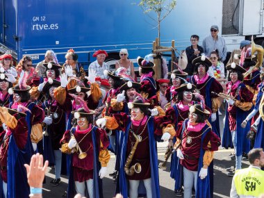 Tenerife, İspanya - mar 05, 2019: Santa Cruz de Tenerife sokaklarında ünlü karnaval festivali, vurmalı çalgıların ritmine uygun karakterler ve gruplar.