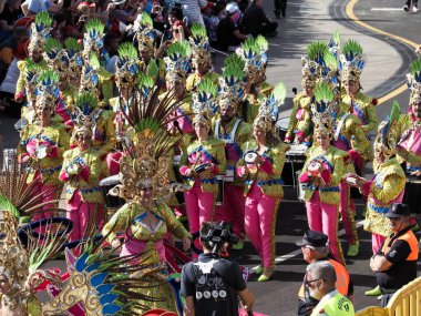 Tenerife, İspanya - mar 05, 2019: Santa Cruz de Tenerife sokaklarında ünlü karnaval festivali, vurmalı çalgıların ritmine uygun karakterler ve gruplar.