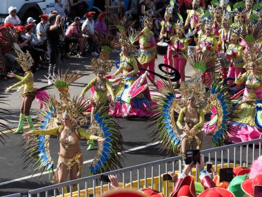 Tenerife, İspanya - mar 05, 2019: Santa Cruz de Tenerife sokaklarında ünlü karnaval festivali, vurmalı çalgıların ritmine uygun karakterler ve gruplar.