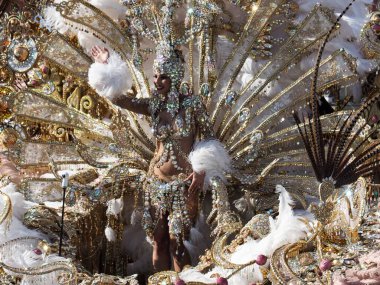 Tenerife, İspanya - mar 05, 2019: Santa Cruz de Tenerife sokaklarında ünlü karnaval festivali, vurmalı çalgıların ritmine uygun karakterler ve gruplar.