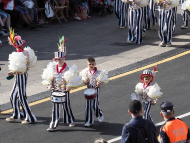 Tenerife, İspanya - mar 05, 2019: Santa Cruz de Tenerife sokaklarında ünlü karnaval festivali, vurmalı çalgıların ritmine uygun karakterler ve gruplar.